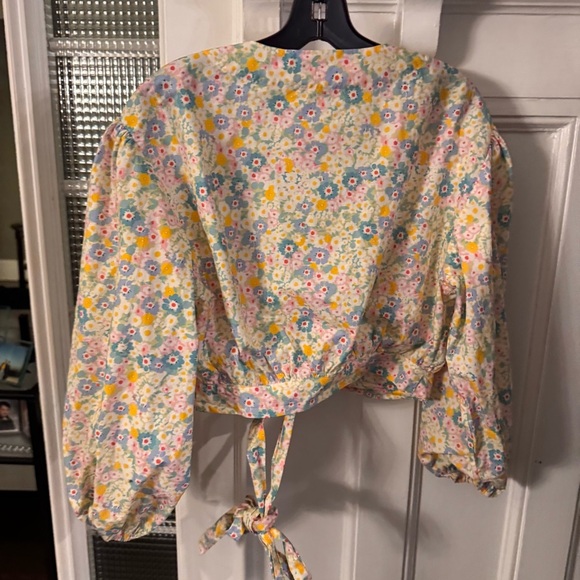 Lovers and Friend Women’s Wyatt Top in Catherine Floral. Cropped, size S - Picture 4 of 11